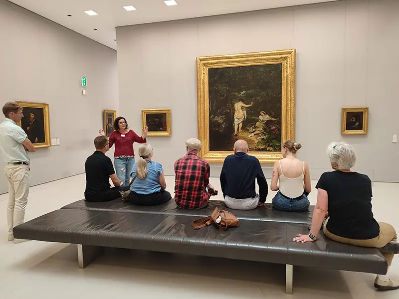 Visite au musée lors d'un séjour linguistique français pour adultes